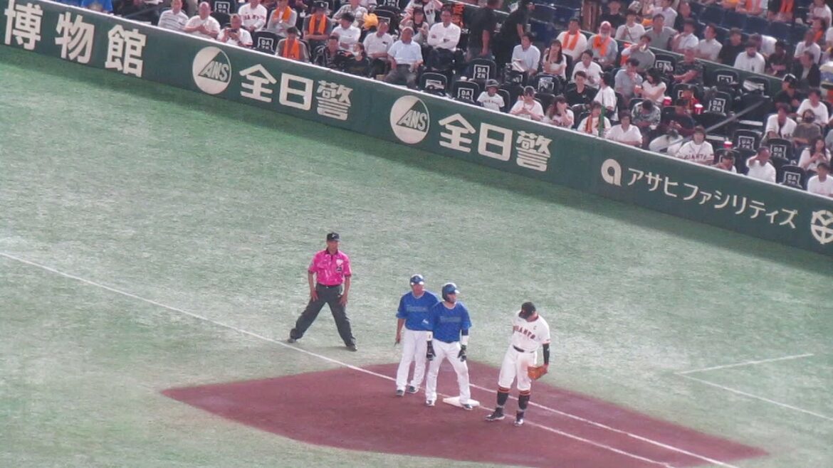 ランナー戸柱恭孝とファースト岡本和真の様子＜ 読売ジャイアンツ 対 横浜DeNAベイスターズ 2024年9月18日＞