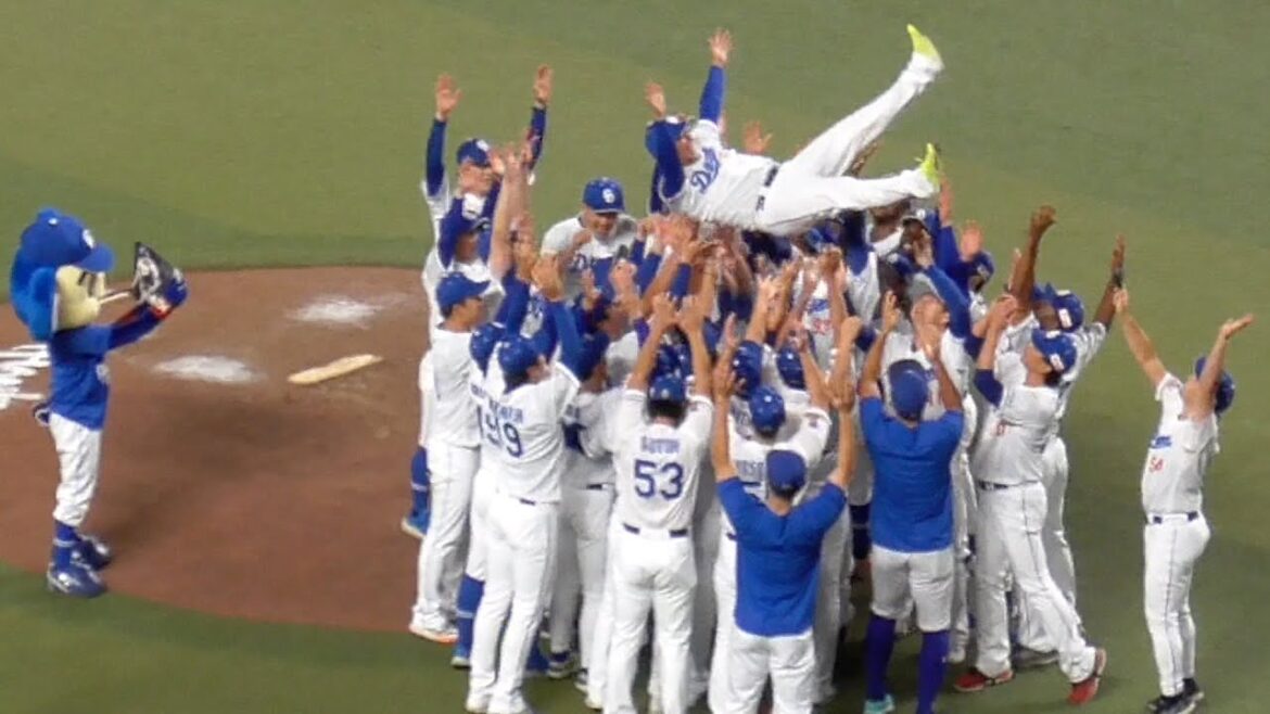 ドアラ　自分のスマホで田島慎二の胴上げを撮影する　DeNA京田陽太 伊藤光も参加してくれる　中日ドラゴンズVS横浜DeNAベイスターズ　2024/10/05