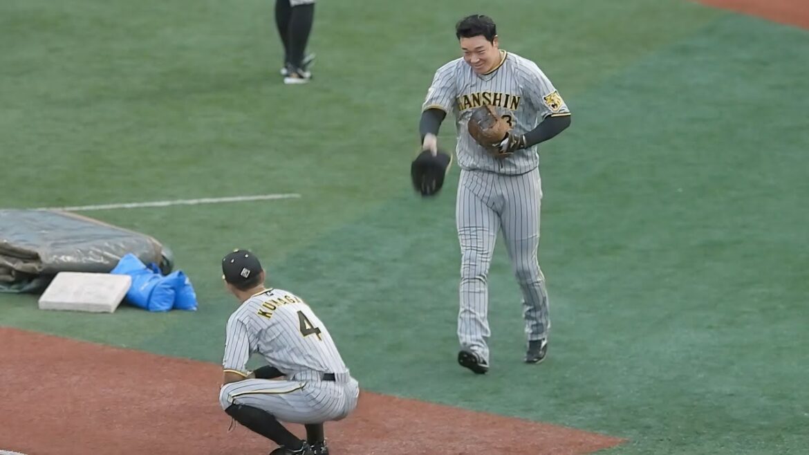 【大遅刻で謝罪】大山悠輔さん、半笑いで可愛く小走りしながら待たせてしまった熊谷パイセンに帽子をとって謝る