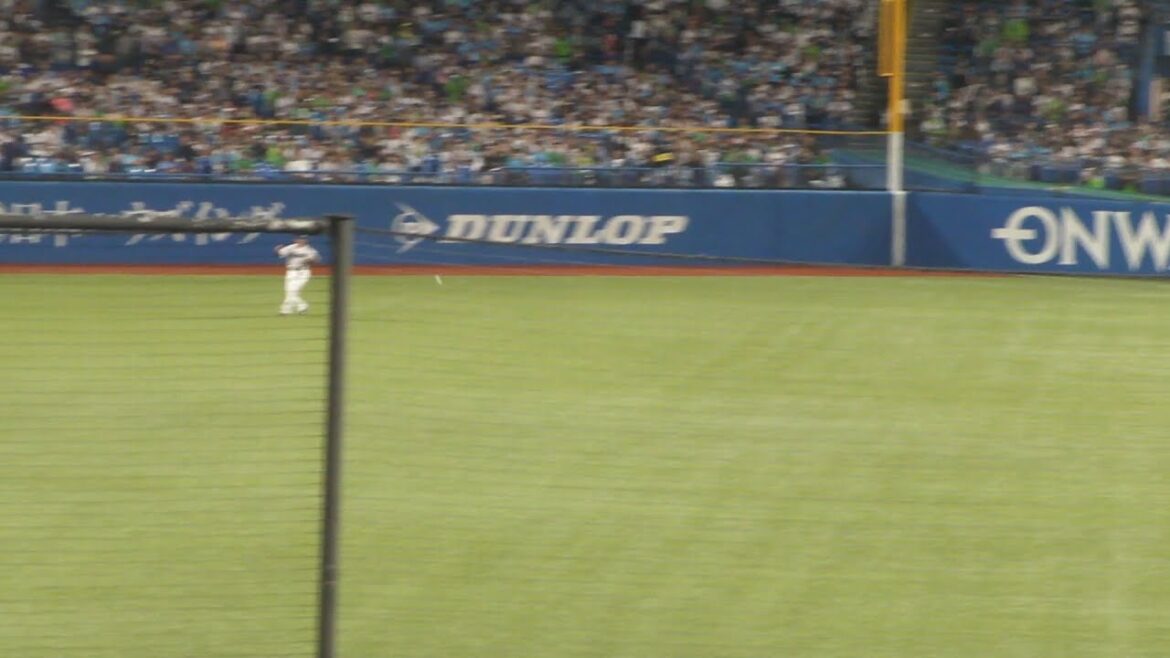 広島 坂倉将吾 先制タイムリーヒット　ヤクルト vs 広島　2024年10月3日(木) 神宮球場