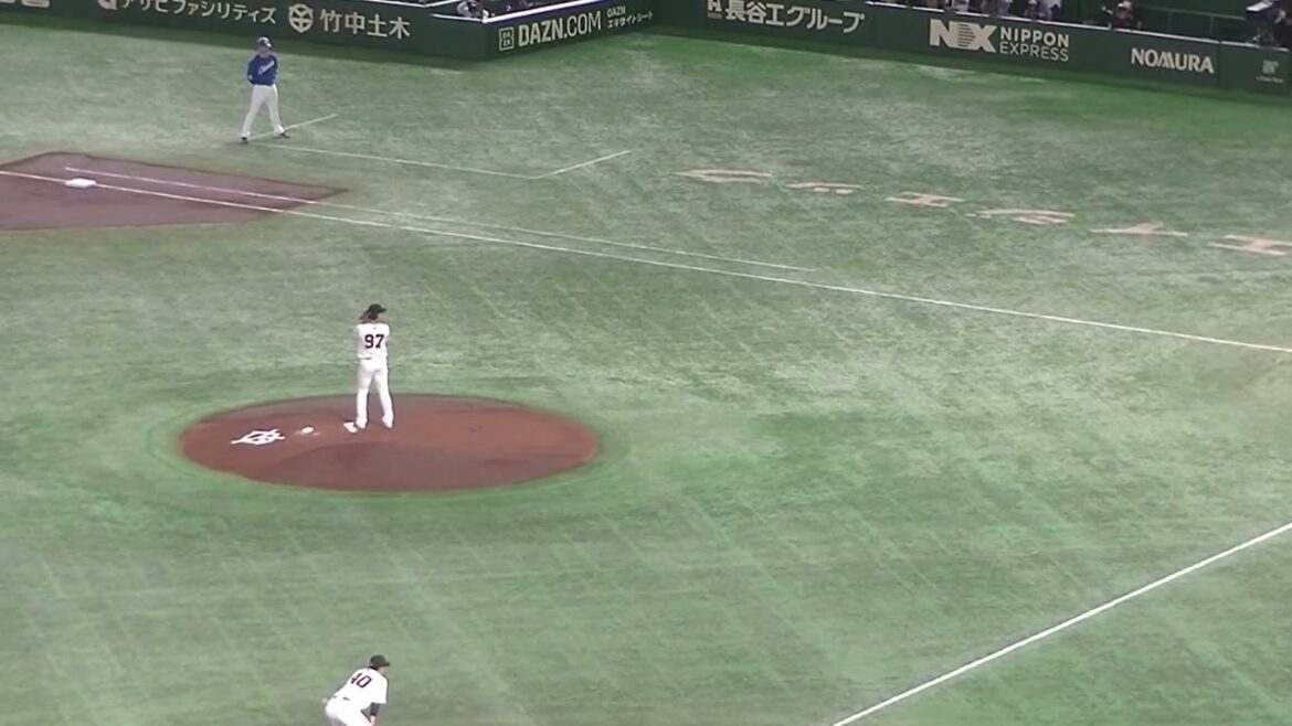 岡林勇希の打球 岡本和真いきなりエラーしてしまう（2024年9月27日 読売ジャイアンツ 対 中日ドラゴンズ）