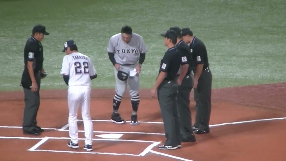 高津監督と阿部監督のメンバー交換の後 長野久義と浅野翔吾がベンチ前でハグ（2024年9月29日 東京ヤクルトスワローズ対 読売ジャイアンツ ）