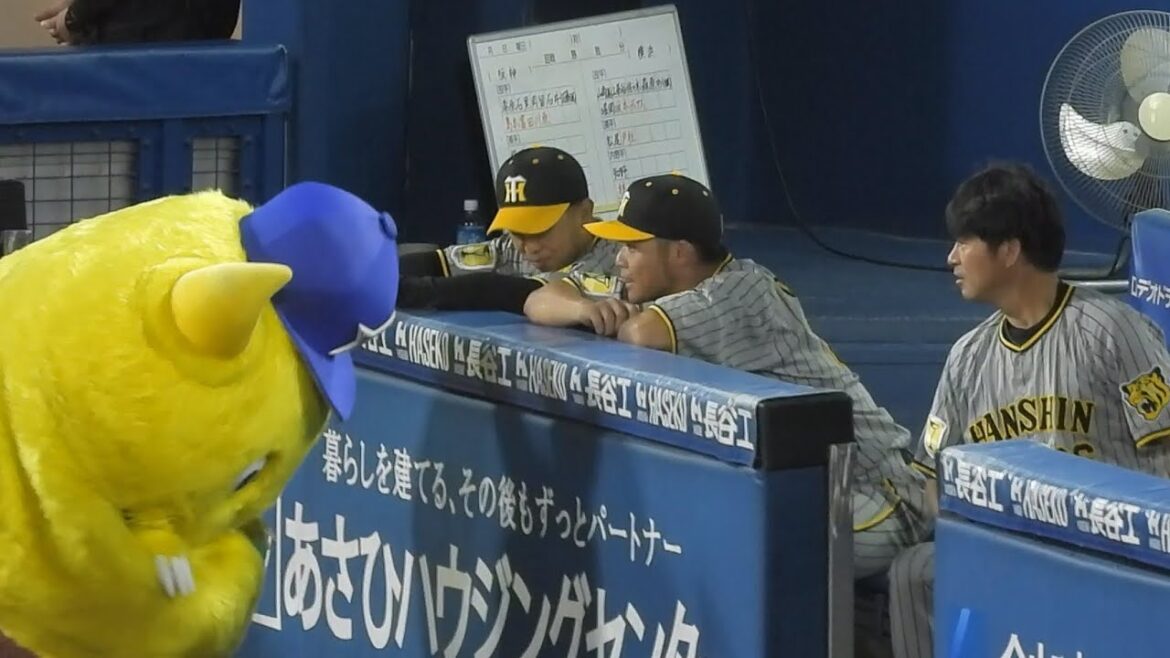 【チャピーさんへご挨拶】筒井コーチからハマスタのマスコットに挨拶するよう指示される小野寺と島田