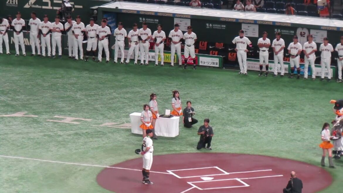 岡本和真の1000試合出場の表彰式が行われる（読売ジャイアンツ 対 中日ドラゴンズ 2024年9月27日）