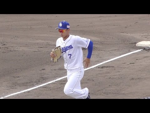レフトの守備につく根尾昂【中日ドラゴンズ 2021年 プロ野球 オープン戦】 レフトの守備につく根尾昂【中日ドラゴンズ 2021年 プロ野球 オープン戦】