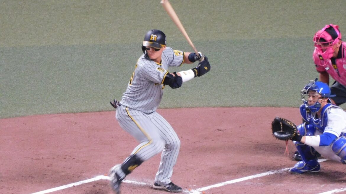 【カモメコンビで先制】前川右京 センター前へタイムリー 佐藤輝明が爆速ホームイン 高橋宏斗から先制点をもぎ取る