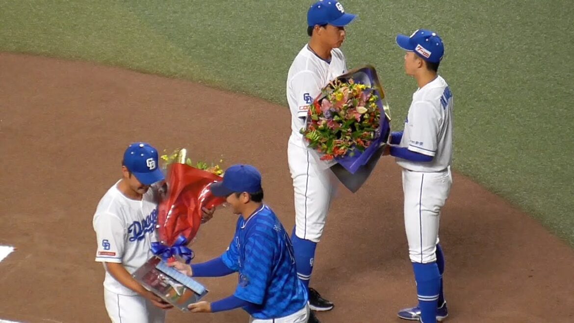 ありがとう！加藤翔平 砂田毅樹  ご家族も見守る中 岡林勇希と山崎康晃から花束贈呈　中日ドラゴンズVS横浜DeNAベイスターズ　2024/10/04