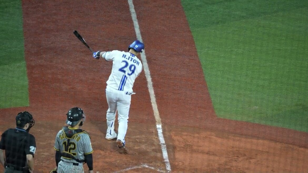 【熱い男/伊藤光】戦力外通告を受けた同僚楠本泰史の登場曲を選び打席に立つ伊藤光（2024.10.3/横浜スタジアム）