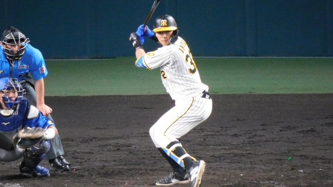 【今日も長打】井上広大 レフト線へ2塁打 スタメン3戦連続で長打を放つ 代走島田が送られお役御免 岡田監督も笑顔で出迎える