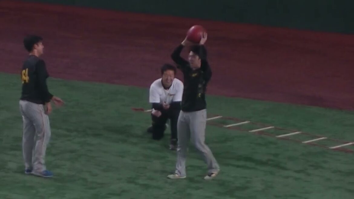 タイガース石井大智と岡留英貴がメディシンボールどちらか高いか競う（2024年8月13日 読売ジャイアンツ 対 阪神タイガース）