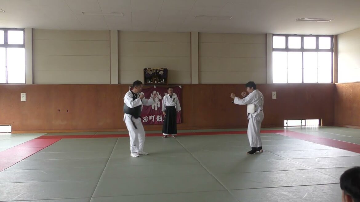 令和6年度 第9回風門祭日本拳法道錬成大会 新種目 形競技之部 福山四段・川上二段組 規定形 日本拳法道連盟制定形 上受けの形(6級)10点満点で採点。本年度、実験的に取り組む。来年度より、本格実施 令和6年度 第9回風門祭日本拳法道錬成大会 新種目 形競技之部 福山四段・川上二段組 規定形 日本拳法道連盟制定形 上受けの形(6級)10点満点で採点。本年度、実験的に取り組む。来年度より、本格実施