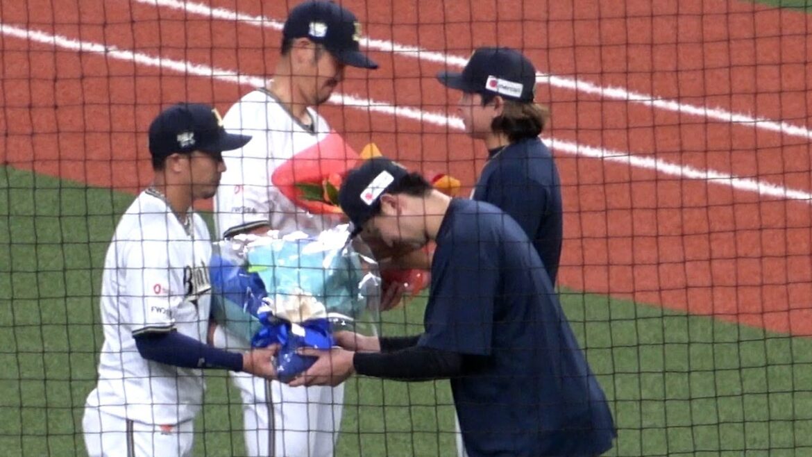 紅林から花束を渡された安達「ありがとうと、頑張れとは言いましたけど。あいつは何も言ってこなかったですけど。あいつらしいですけどね、そういうところなんですよ」→紅林がサイレントで花束渡すところw