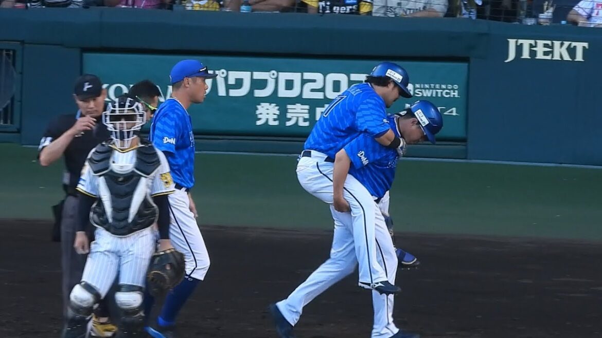 【緊急事態】宮﨑敏郎、走塁中に足を痛めて負傷交代…自力で歩けず田中コーチに背負われながらベンチへ。不測の事態にオースティンらも肩を貸す【CS第2戦】2024.10.13
