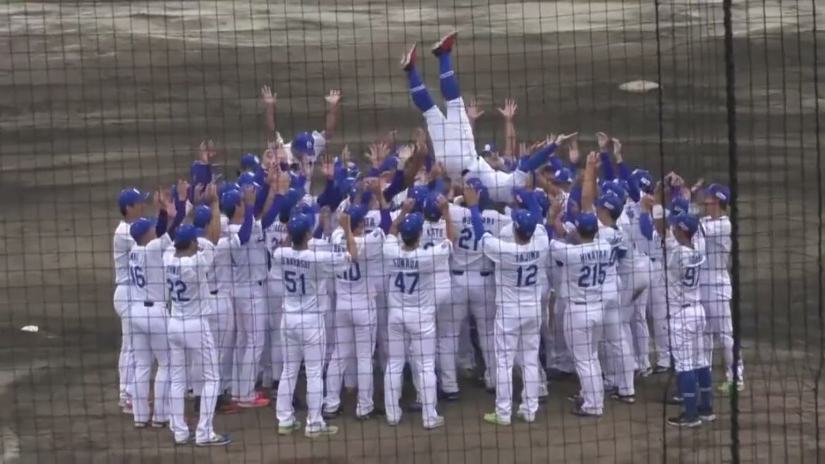 引退の#胴上げ で重たくて浮かずに頭から落ちる#加藤翔平 選手