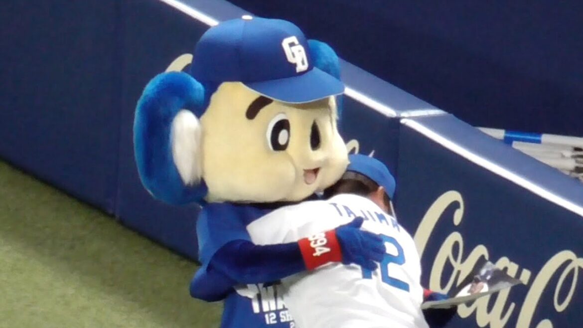 田島慎二とドアラとの抱擁　中日ドラゴンズVS横浜DeNAベイスターズ　2024/10/05