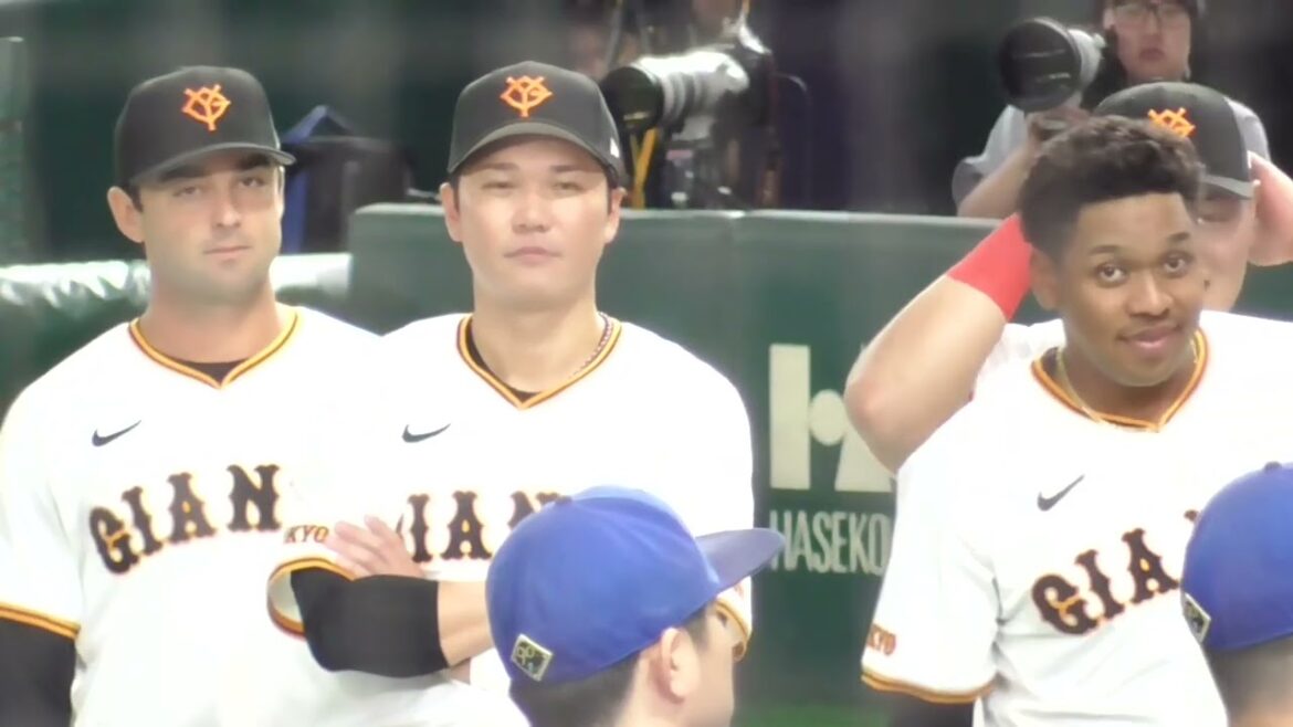 ＣＳファイナル2024選手入場セレモニー中に岡本和真とニコ談笑する坂本勇人
