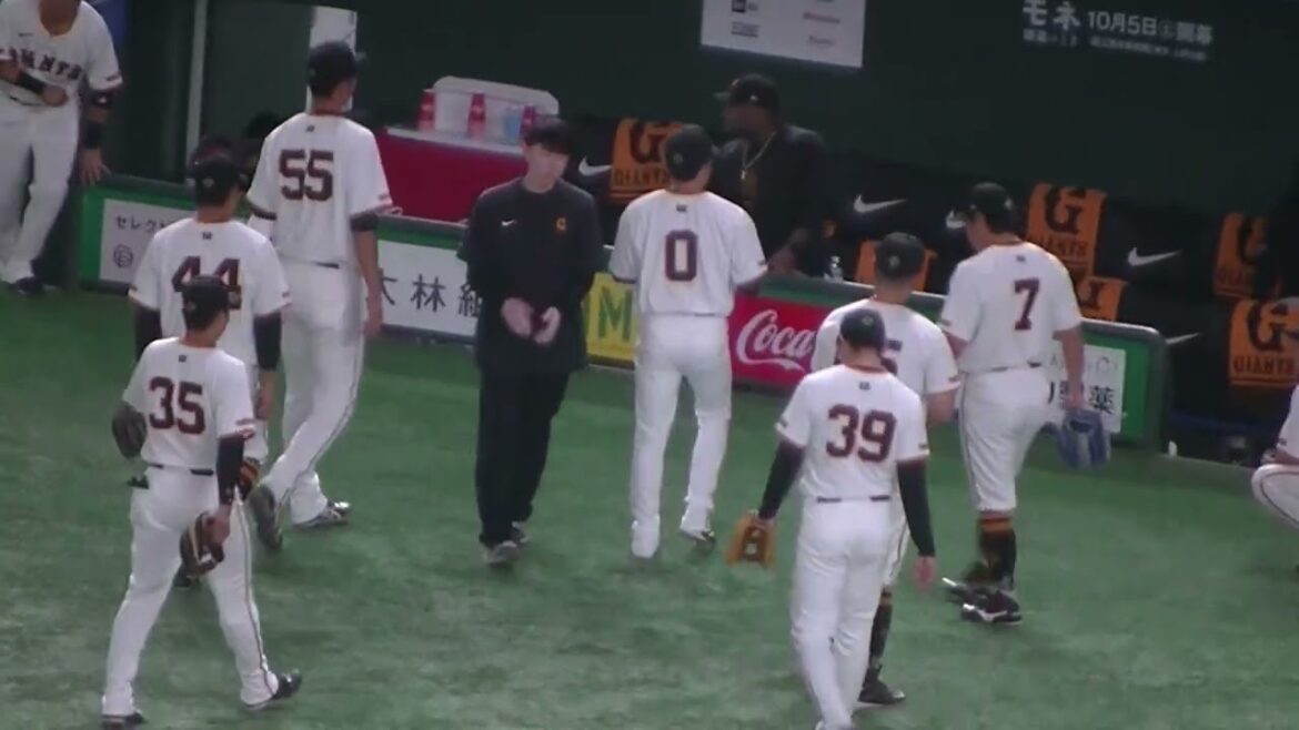 臨時ノッカーの亀井コーチ一発でキャッチャーフライ決めて その後円陣は湯浅大がノリノリ（読売ジャイアンツ 対 横浜DeNAベイスターズ 2024年10月2日）