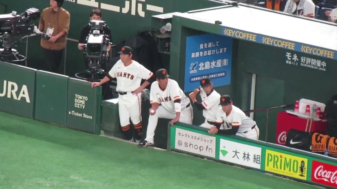 ベンチ隅で菅野智之を応援する秋広優人や長野久義（2024年10月17日 クライマックスS 読売ジャイアンツ 対 横浜DeNAベイスターズ ）
