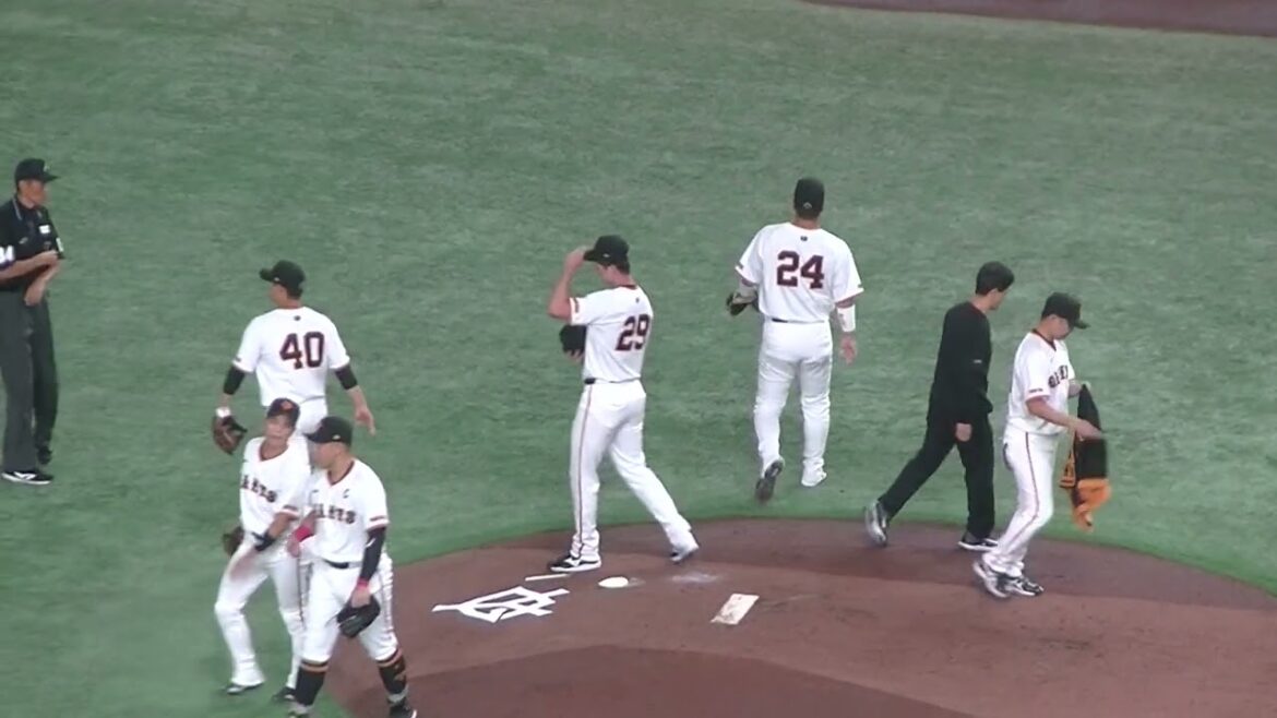 ピンチで初回からマウンドに集まる巨人選手やコーチ（2024年10月18日 読売ジャイアンツ 対 横浜DeNAベイスターズ CS）