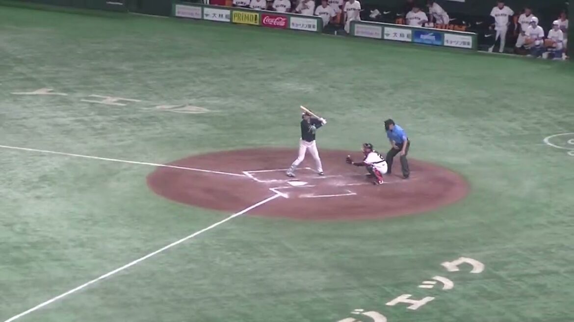 太田賢吾をセンターフライに打ち取る赤星優志 2024年8月2日 読売ジャイアンツ対ヤクルトスワローズ