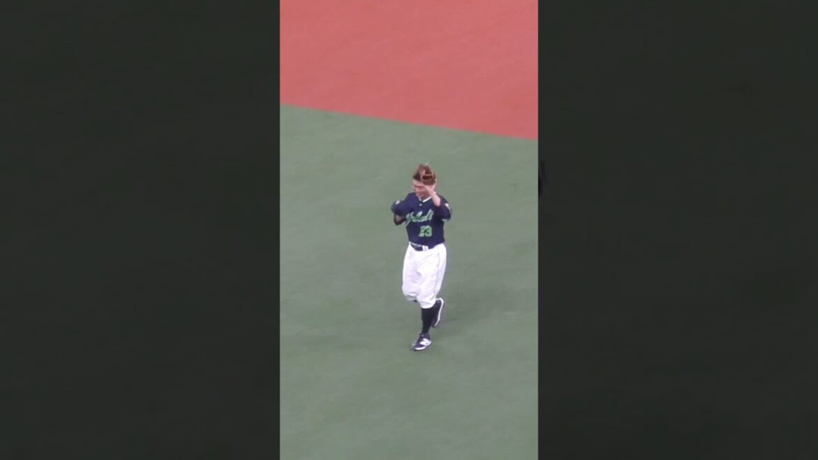 青木 宣親　先制タイムリーヒットの後、守備につく際に観客の声援に応える　#東京ヤクルトスワローズ #shorts