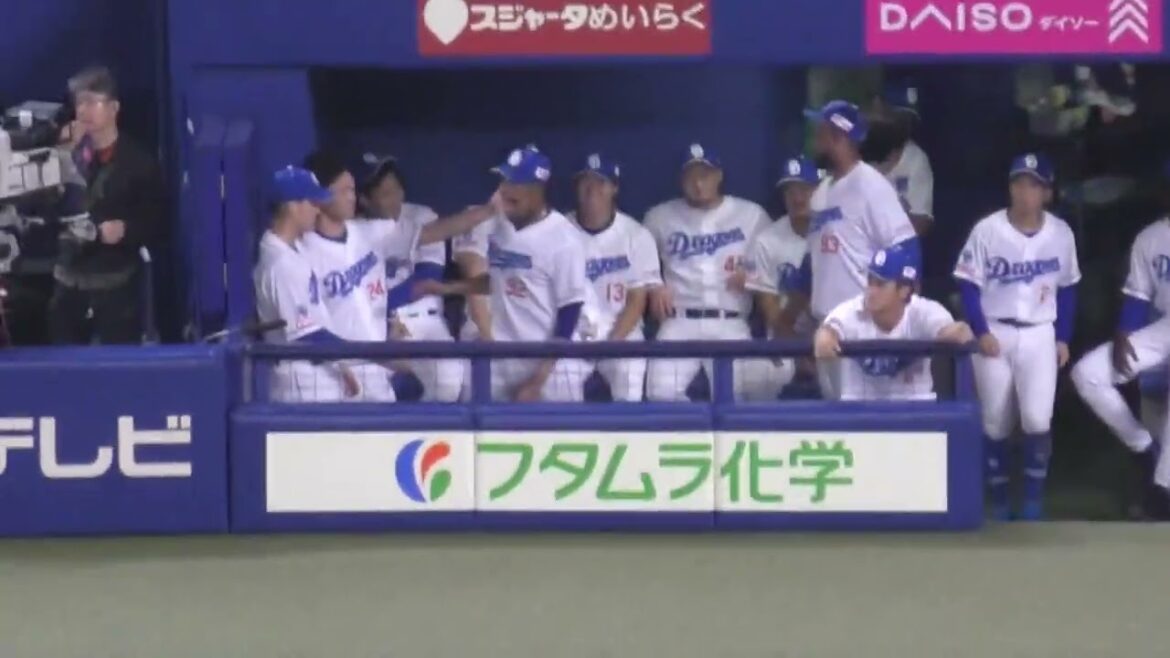 【仲いいね】　#田島慎二 投手の引退セレモニー直前の　ベンチの中の#中日ドラゴンズ のみなさん