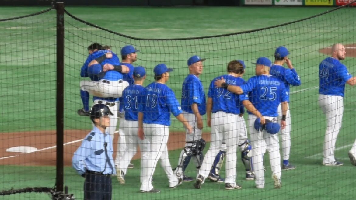 【全力で抱きつく森】オースティン、森敬斗を豪快に持ち上げハグする