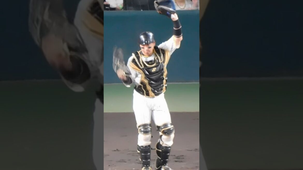 先制タイムリーを放ちマスクを外してファンの歓声に応える梅野隆太郎