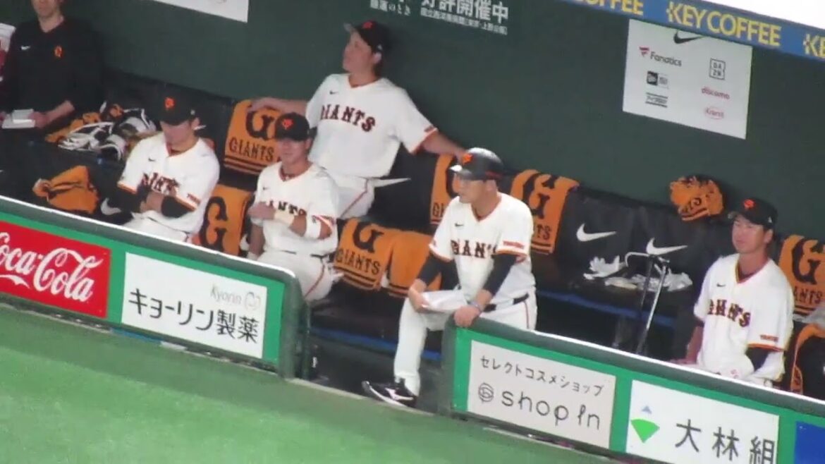 丸佳浩のプレーに脱帽してるベンチの秋広優人や佐々木俊輔など（読売ジャイアンツ 対 横浜DeNAベイスターズ 2024年10月18日クライマックスシリーズ）