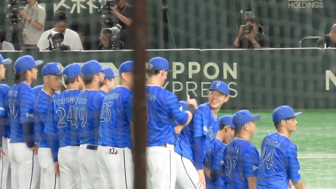 【記念撮影での一コマ】中川颯、オースティンにイジられる