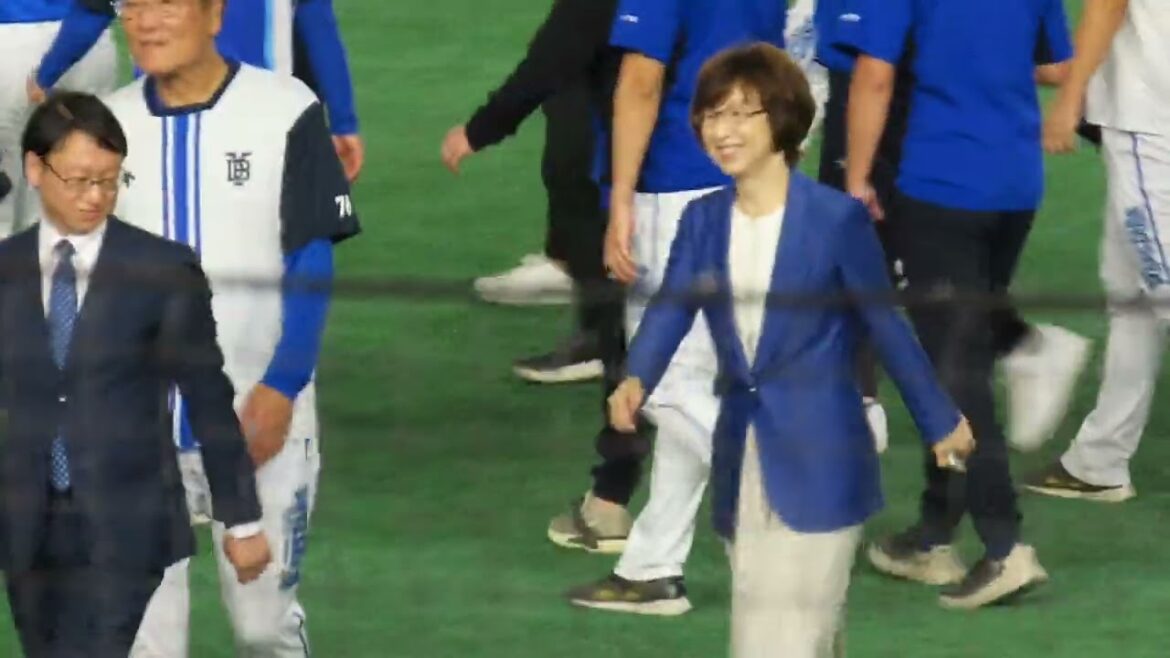 【南場オーナーもウキウキ】優勝の報告をするベイスターズの選手首脳陣