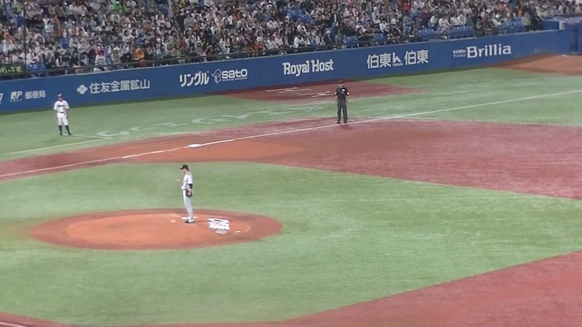 サンタナ 村上宗隆を抑える堀田賢慎（2024年9月29日 東京ヤクルトスワローズ対 読売ジャイアンツ ）