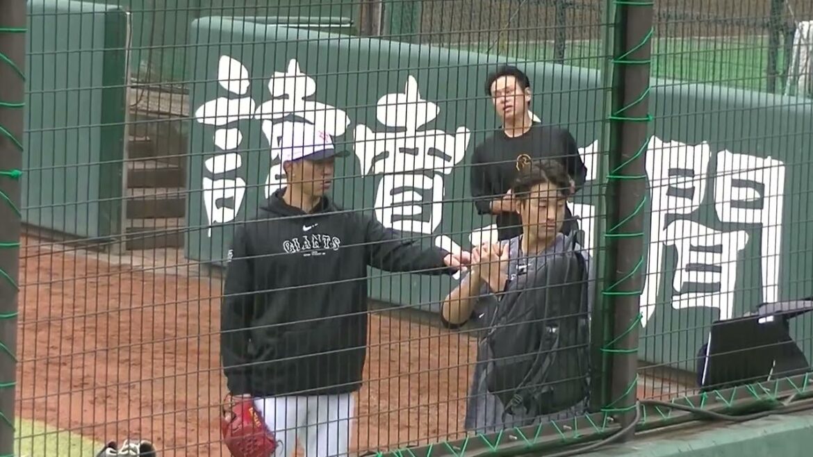 【秋季練習】堀田賢慎に指導してる内海コーチ（読売ジャイアンツ ジャイアンツ球場 2024年10月29日）