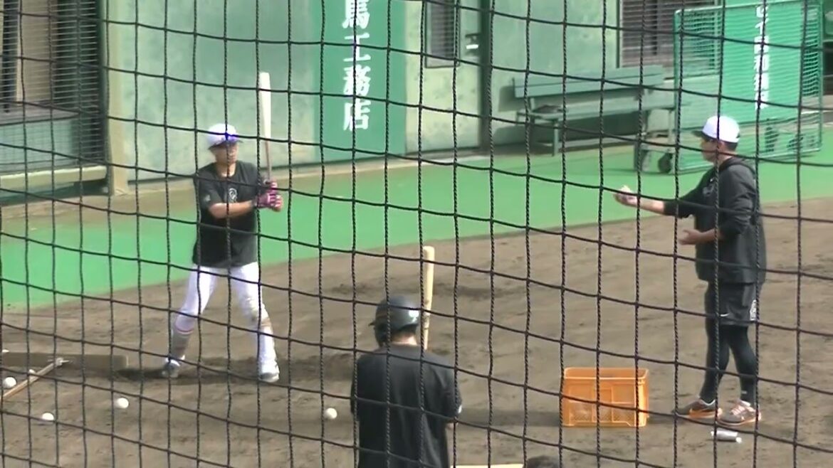 トスバッティングを行うジャイアンツ門脇誠＜読売ジャイアンツ秋季練習 2024年10月31日＞