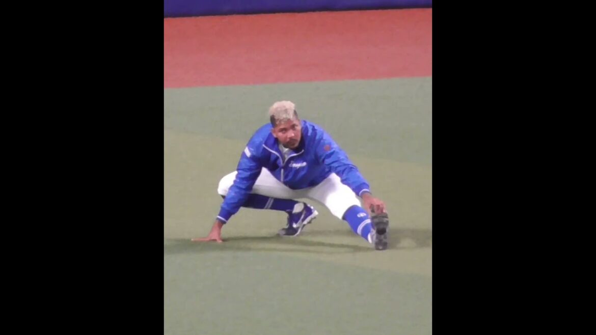 ラーテルのような髪型で準備運動をする ウンベルト・メヒア HUMBERTO MEJIA　#中日ドラゴンズ #shorts