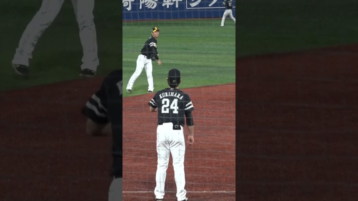 ホークス栗原陵矢＆今宮健太が謎のキャッチボールをし始める🤣2024.11.3⚾️日本シリーズ試合前 ⚾️#栗原陵矢 #今宮健太#ソフトバンクホークス#sbhawks