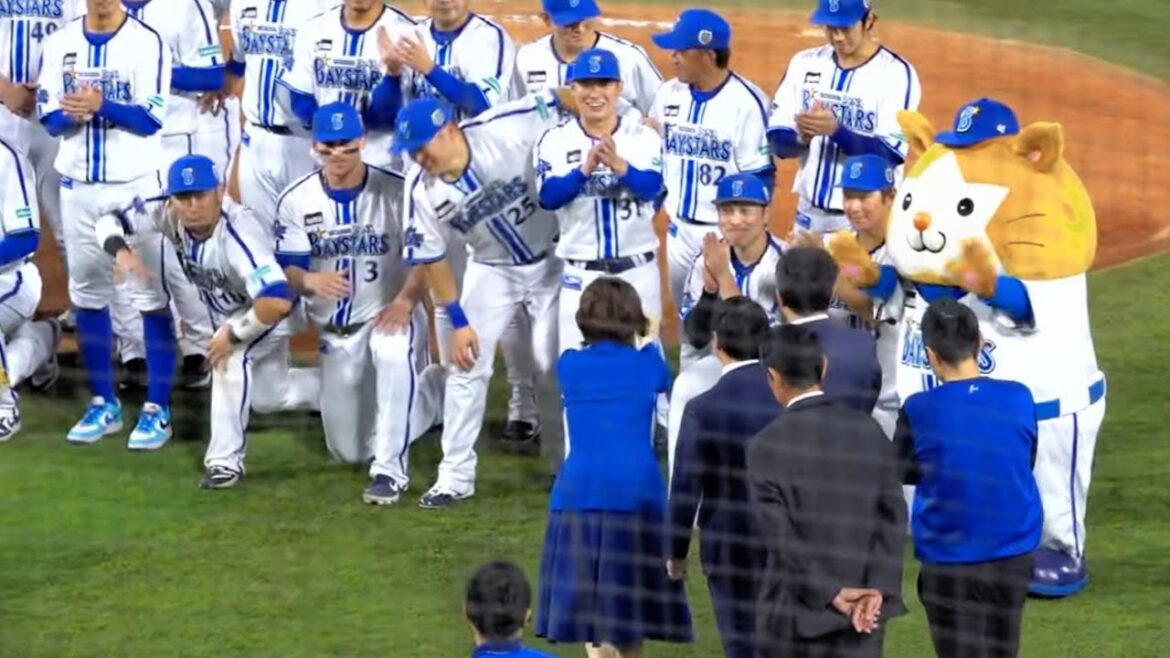 南場オーナーが遂に記念撮影に！選手に笑顔で迎えられる！日本シリーズ 2024/11/3 横浜DeNAベイスターズ