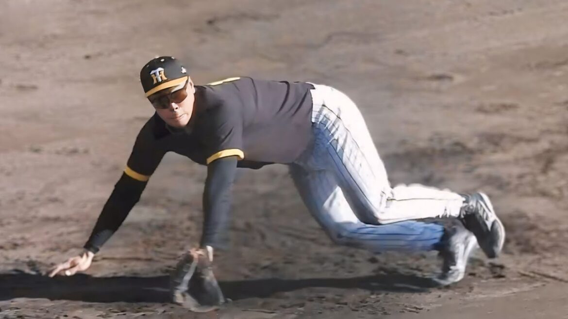 【鬼ノックの嵐】サード・佐藤輝明、右に左に高速打球連発の特守で守備練習。ノックの合間にボケをかます余裕も【阪神秋季キャンプ】