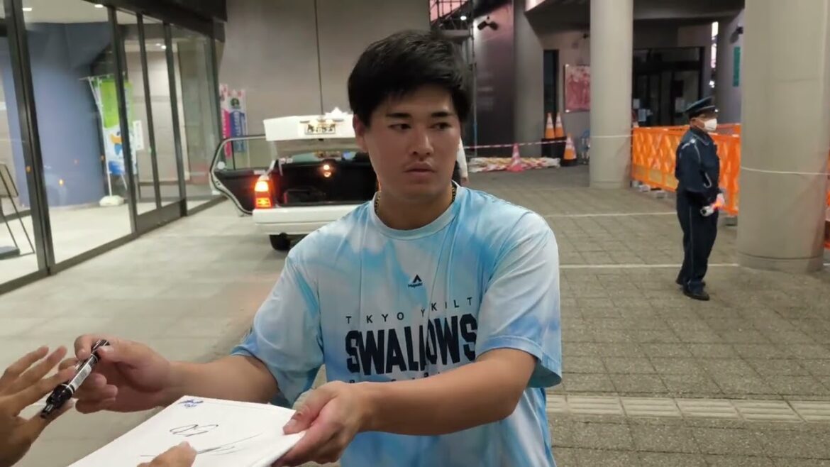 東京ヤクルトスワローズ松山秋季キャンプ2024 来場者にサインやファンサービスをする選手達とWe Are The Swallows! 11/4坊っちゃんスタジアム 東京ヤクルトスワローズ松山秋季キャンプ2024 来場者にサインやファンサービスをする選手達とWe Are The Swallows! 11/4坊っちゃんスタジアム