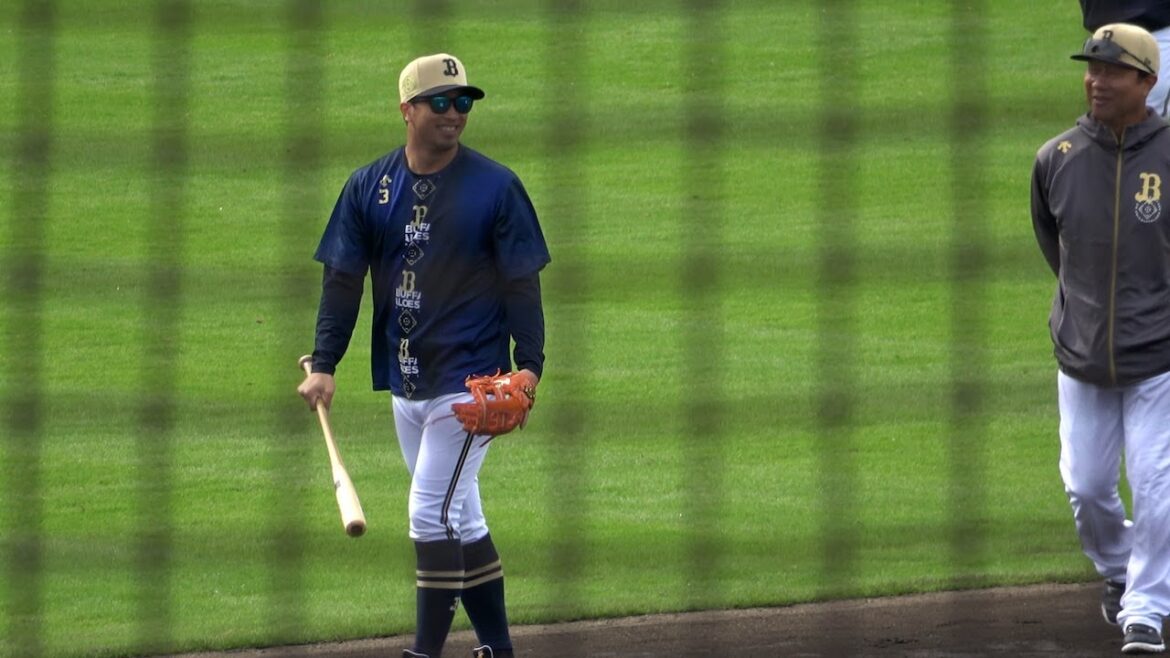 やる気全開でノックバットを持っている安達了一コーチ