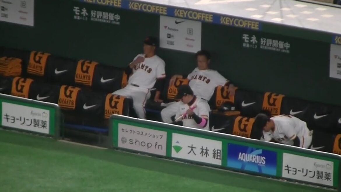 丸佳浩のバットが気になる内海哲也コーチ（読売ジャイアンツ 対 横浜DeNAベイスターズ 2024年10月21日クライマックスシリーズ）