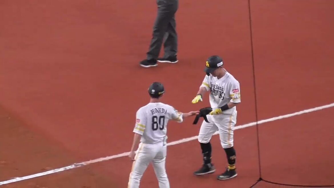 中村 晃　拳を握りしめる嬉しい三塁前内野安打　#福岡ソフトバンクホークス