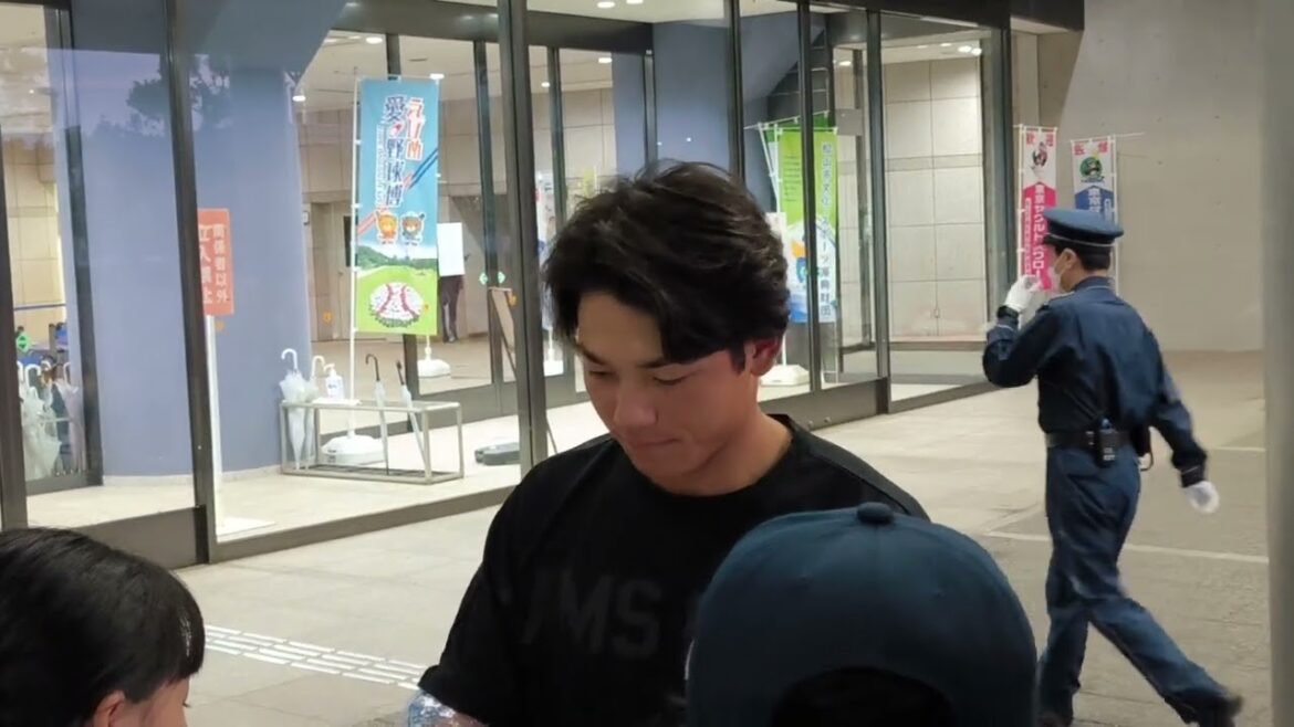 東京ヤクルトスワローズ松山秋季キャンプ2024 来場者にサインをする小森航大郎選手! 11/5坊っちゃんスタジアム 東京ヤクルトスワローズ松山秋季キャンプ2024 来場者にサインをする小森航大郎選手! 11/5坊っちゃんスタジアム