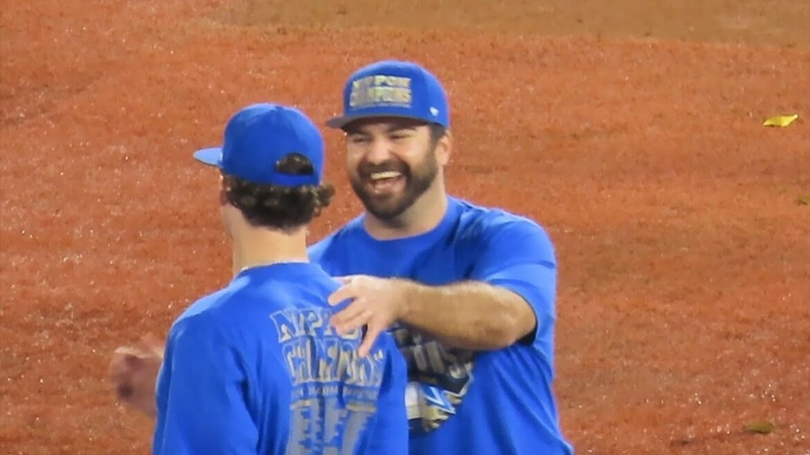 【帰ろうとしないオースティンにフォード爆笑】オースティン、1人残ってファンの応援歌を聞き続ける