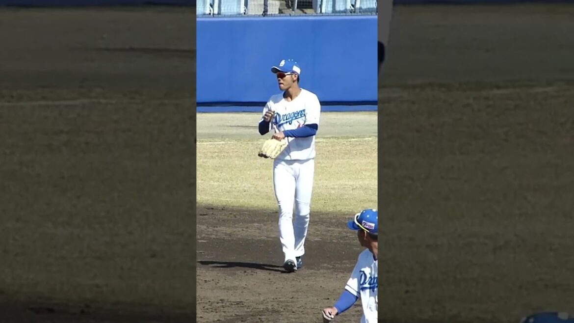 歩きながらサインを出す龍空