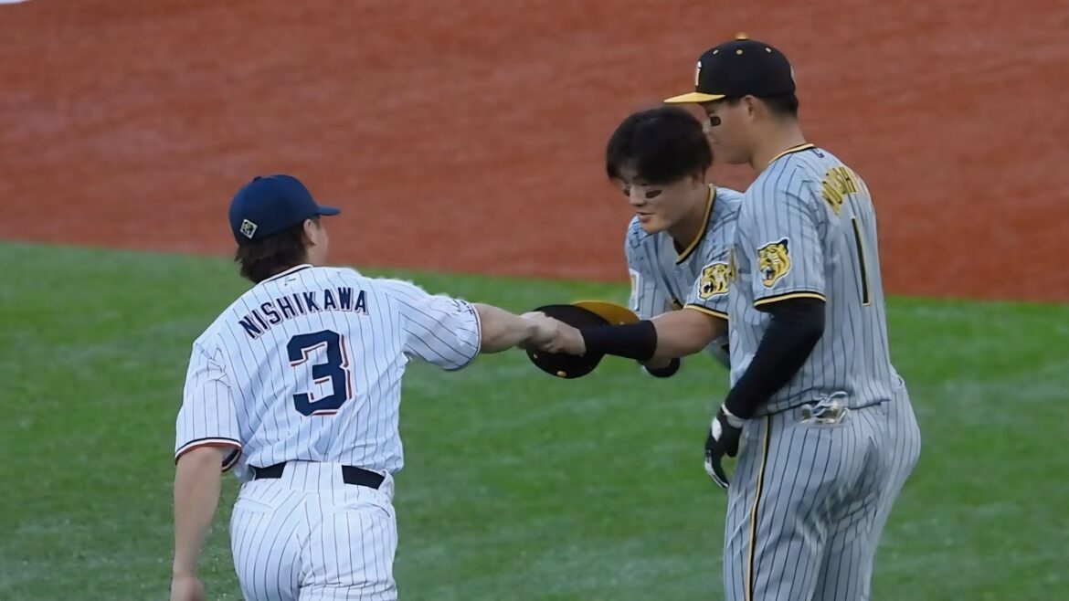 【大先輩からグータッチ】ウォーミングアップする前に西川の所へ駆け寄って挨拶を交わす森下と前川