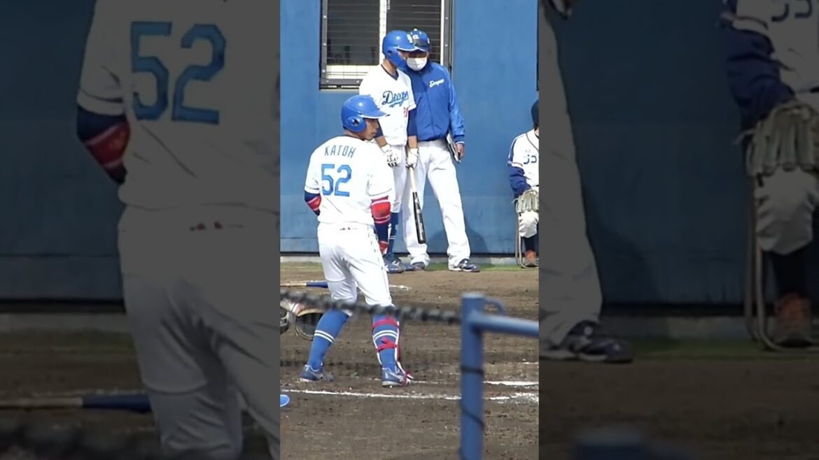 加藤翔平が打席に立ちノリさんが樋口に指示を出す一コマ