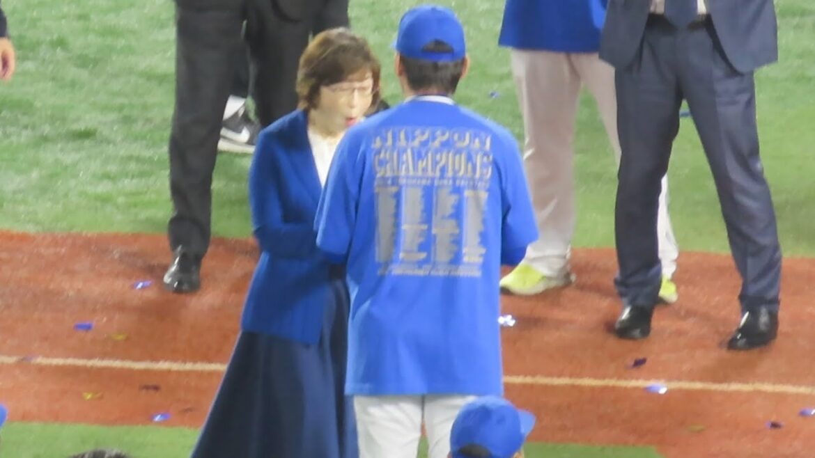 【この後ウッキウキで記念撮影】南場オーナー、三浦監督からのサプライズなプレゼントにビックリする