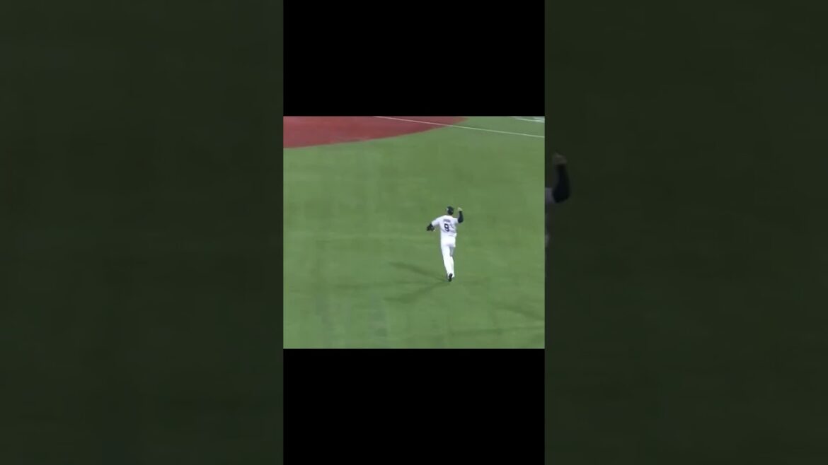 木澤尚文からセンター前ヒットを放つ門脇誠（2024年4月11日 ヤクルトスワローズ 対 読売ジャイアンツ）