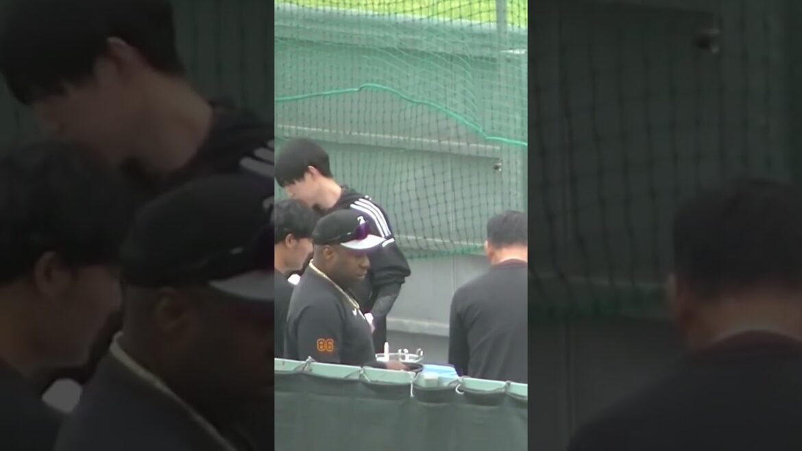 試合前 軽食食べるウィーラーなど巨人スタッフ（ヤクルトスワローズ対 読売ジャイアンツ2024年5月6日）